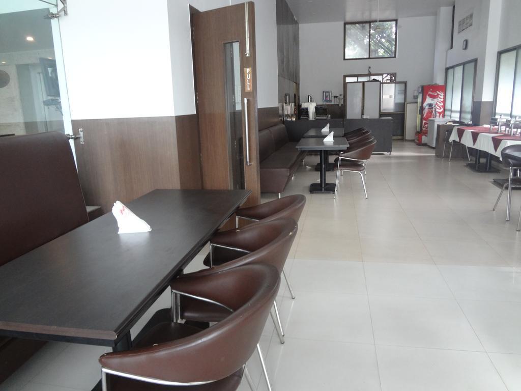 Hotel Adi Nagpur Eksteriør bilde